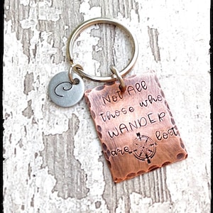 Non tutti coloro che vagano sono perduti • Rame stampato / Portachiavi ossidato / Distressed / Bussola / Iniziale d&#39;argento stampato / Boho / Wanderlust Gift