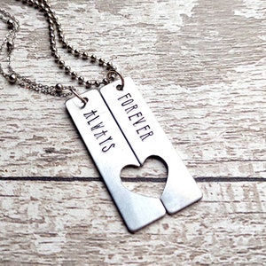 Für immer & immer • Paare Halsketten Set | Handgestempeltes/gehämmertes Kupfer oder Aluminium | Cut Out Herz Anhänger | Sein/Ihres Geschenk | Paare Geschenk