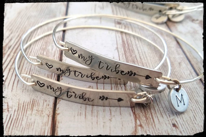 Min Stam | Stämplade Bar Charm-trådarmband Silver Tenn/NuGuld | Första alternativet | Välj armbandsdesign | Älskar min stam | Brudtärnepresent bild 1