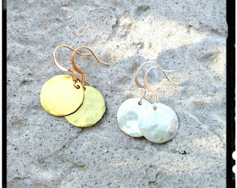 Pendientes de disco martillado • Elija plata u oro / moderno / / minimalista / delicado / disco clásico martillado / gancho francés / regalo para ella
