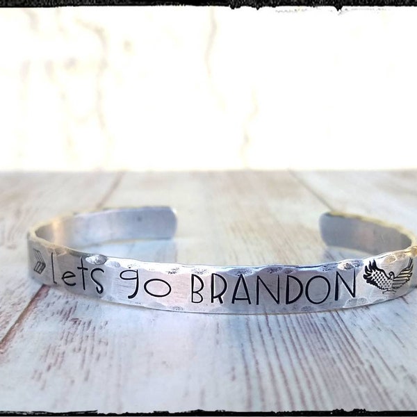 Let es Go Brandon • Handgestempeltes Aluminium Armband | Gehämmertes Armband | Konservative | Bestes Statement von 2021| Republikaner | Fake News