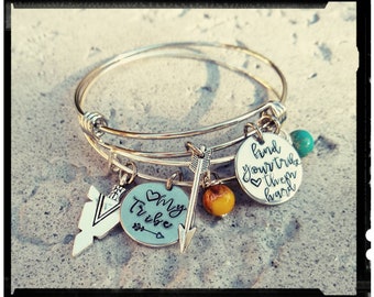 REA Min Stam • Hitta Din Stam Charm-armband | Handstämplade berlocker | Pilspets/Fjäder/Pil | Jaspissten | Familje-/Brudtärne-/Vänpresent
