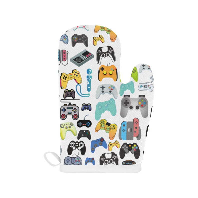 K&ouml;nnte beinhalten: Ein wei&szlig;er Topflappen mit einem bunten Muster aus verschiedenen Videospielcontrollern. Die Controller sind in verschiedenen Farben, darunter Blau, Gr&uuml;n, Gelb, Rot und Schwarz.