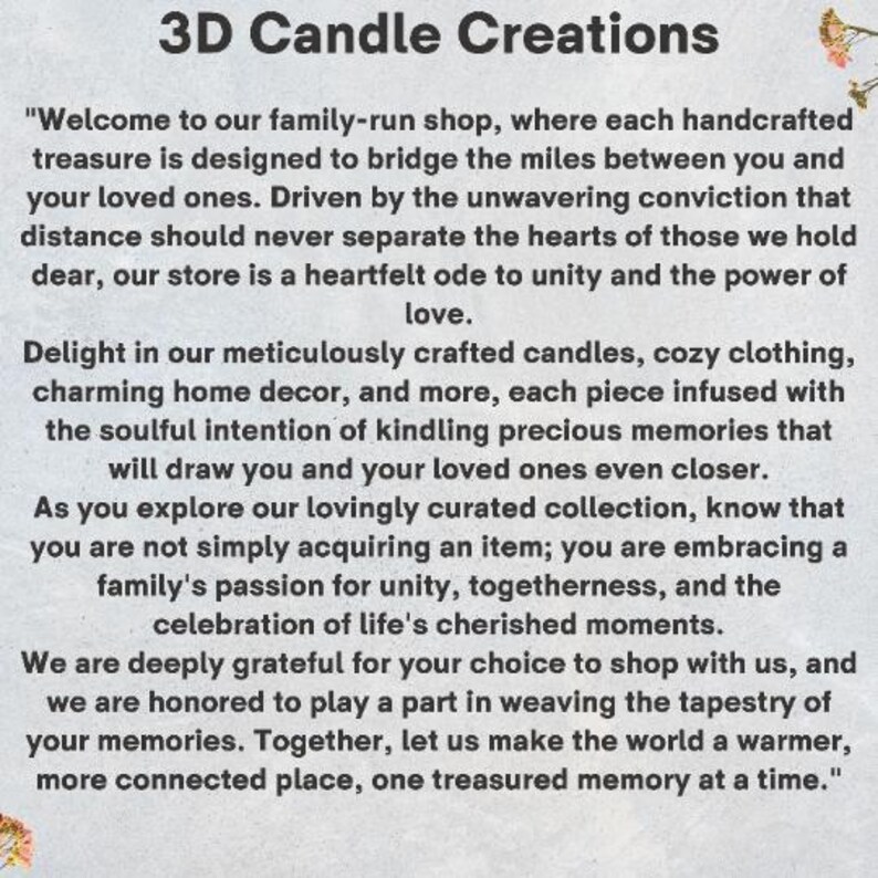 K&ouml;nnte beinhalten: Eine hellgraue Informationstafel mit der fetten schwarzen &Uuml;berschrift 3D Candle Creations. Der Textk&ouml;rper enth&auml;lt eine ausf&uuml;hrliche Willkommensnachricht f&uuml;r einen Familienbetrieb und beschreibt handgefertigte Kerzen, Kleidung und Wohnkultur.