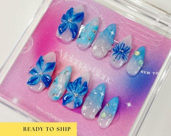 Uñas postizas azules con flores 3D, uñas florales, uñas azules, uñas degradadas, uñas almendradas, uñas postizas, uñas falsas, RTS PO051