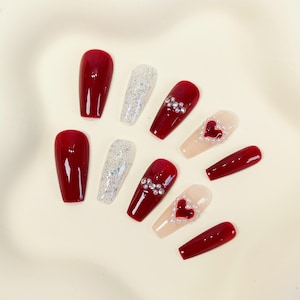 Rood hart doodskist pers op nagels, doodskistnagels, nail art, rode nagels, hartnagels, Valentijnsdagnagels, 3D-nagel, nepnagel, valse nagel, PO035
