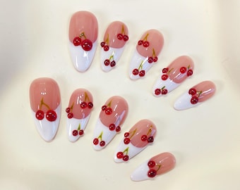 Rode kersen witte french tips pers op nagels, kersennagels, fruitnagels, french tips nagels, schattige nagels, amandelnagels, korte nagels, PO090