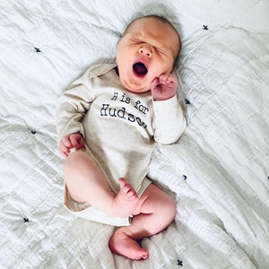 Body de bebé inicial personalizado, la letra es para el body del bebé del nombre, la letra es para la camisa del nombre, el body personalizado del nombre del bebé, el body natural