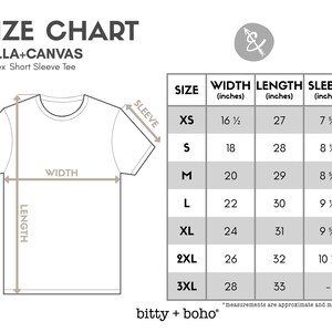 K&ouml;nnte beinhalten: Gr&ouml;&szlig;entabelle f&uuml;r Unisex-T-Shirts mit kurzen &Auml;rmeln von Bella+Canvas. Die Tabelle zeigt die Ma&szlig;e f&uuml;r Breite, L&auml;nge und &Auml;rmell&auml;nge in Zoll f&uuml;r die Gr&ouml;&szlig;en XS bis 3XL. Der Text "bitty + boho" steht unten.