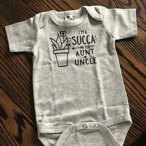 Ich bin eine Succa für meine Tante und meinen Onkel Baby Body, Tante Baby Geschenk, Kaktus Baby Body, Sukkulenten Baby, Schwangerschaftansage, Grauer Body Bild 4