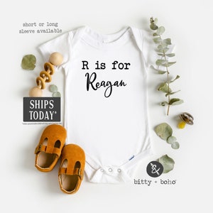 Custom Baby Onesie®, Onesie inicial personalizado, regalo personalizado para bebé, Onesie con nombre, regalo de baby shower, carta de traje para llevar a casa es para camisa con nombre