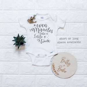 Even Miracles Take a Little Time Onesie®, IVF Body, Schwangerschaft Ankündigung, Wir hofften und wir beteten, Baby Shower Geschenk, Wunder Baby Bodysuit
