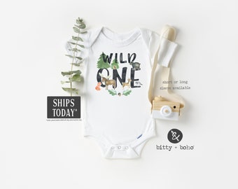Camiseta de primer cumpleaños, mono de cumpleaños del bosque®, camiseta de "Salvaje", primer cumpleaños de niño, cumpleaños de campamento, camiseta de oso, camiseta de animales del bosque