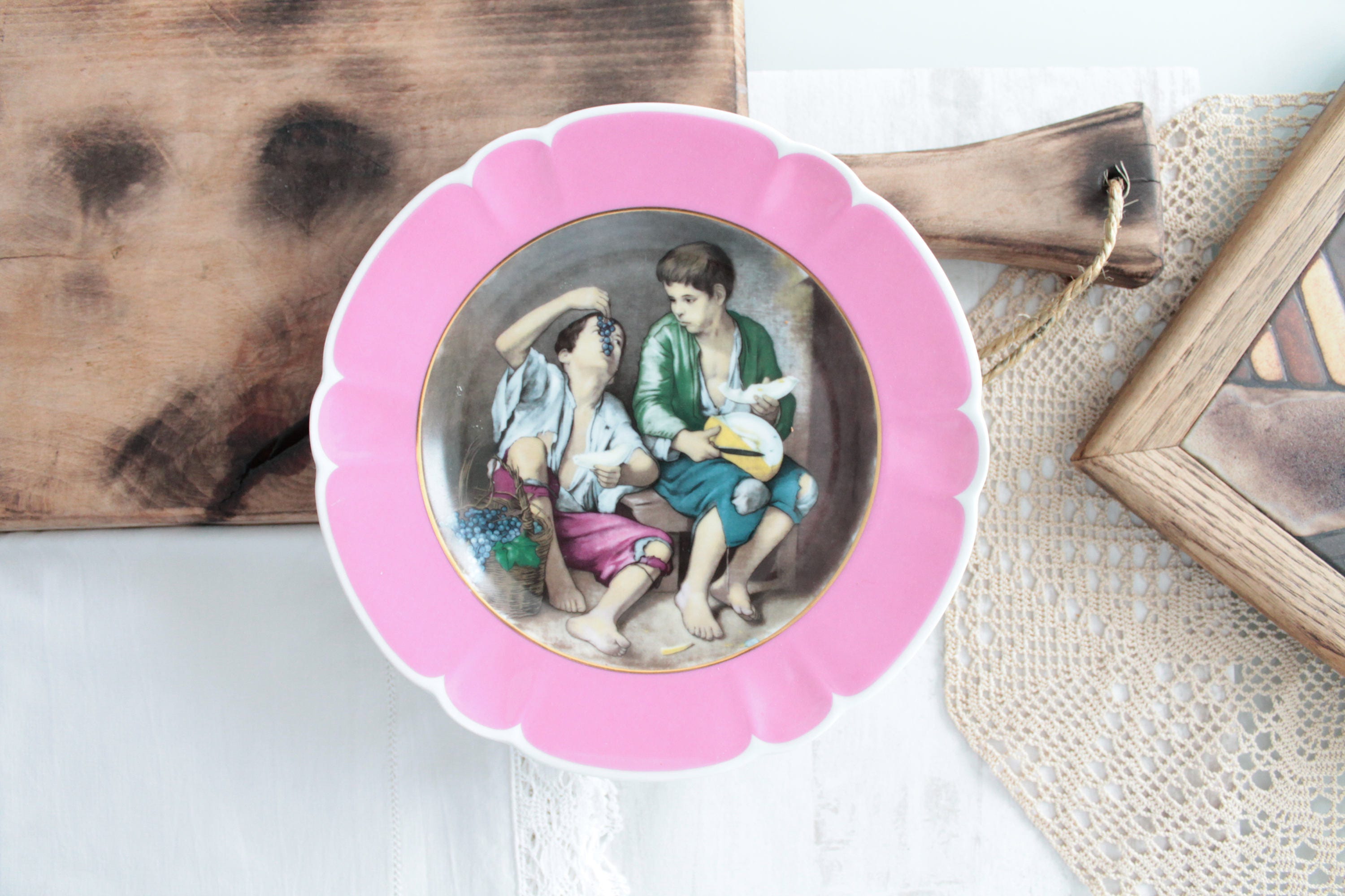 Assiette de Limoges France, Porcelaine d'art, Couleur Rose, Thème Le Déjeuner Deux Adolescents Vigne