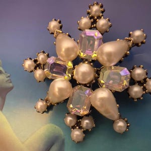 Large vintage faux pearl and rhinestone brooch/pin