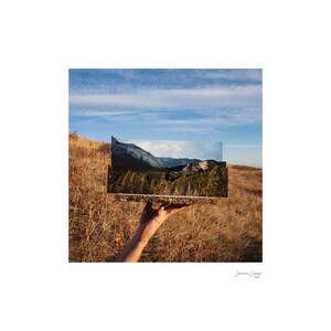 Een sculptuur en een heuvel - Fine Art Photography kleur Print, natuur, landschap, stilleven, bergen, gras 20 x 20