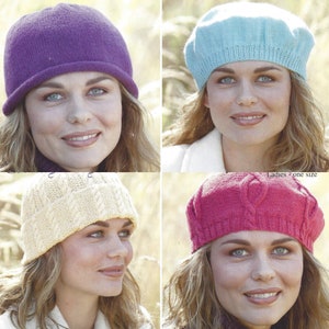 Puede incluir: Cuatro gorros de punto diferentes en varios colores, incluyendo morado, azul claro, crema y rosa. Los gorros son todos de una talla y están diseñados para mujeres.