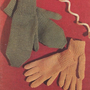 Puede incluir: Dos pares de guantes de punto. Un par es verde y el otro es marrón. Los guantes verdes son mitones y los guantes marrones son sin dedos.