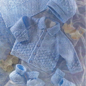 Puede incluir: Un conjunto de ropa de punto azul para bebé que incluye un cárdigan, un gorro y botines. El cárdigan tiene cierre de botones y cuello. El gorro es de estilo sencillo tipo gorro. Los botines son suaves y tienen un puño doblado.