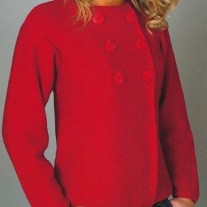 Può includere: Un cardigan di maglia rosso con chiusura a doppio petto e cinque grandi bottoni rossi.