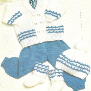 Puede incluir: Un conjunto de ropa de punto para bebé en blanco y azul. El conjunto incluye un cárdigan con botones, pantalones, botines y un gorro. El cárdigan y el gorro tienen rayas azules y blancas.