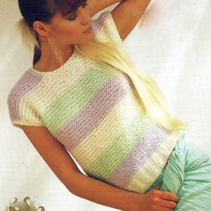 Könnte beinhalten: Ein gestreiftes Strickoberteil mit kurzen Ärmeln in den Farben Weiß, Hellgrün und Lavendel.