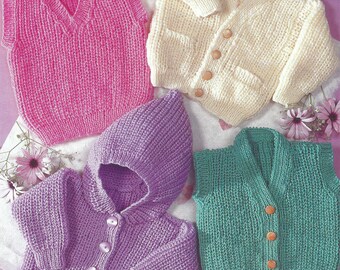 Puede incluir: Cuatro prendas de vestir infantiles tejidas a mano en varios colores. La imagen muestra un chaleco rosa, una rebeca crema con botones, una chaqueta con capucha morada y un chaleco turquesa con botones. Las prendas están dispuestas sobre una superficie clara.