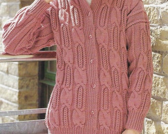 Könnte beinhalten: Ein rosa gestrickter Cardigan mit einem Zopfmuster und Knöpfen.