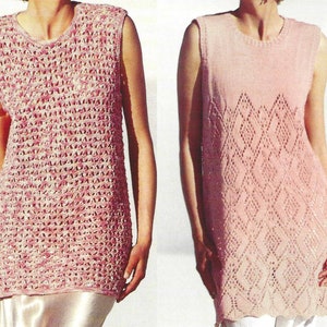 Può includere: Due top rosa senza maniche. Il primo è un design all'uncinetto con una trama aperta. Il secondo è un top lavorato a maglia con un motivo a rombi vicino all'orlo. Entrambi i top hanno uno scollo tondo e sono in materiale rosa chiaro.