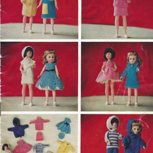 Könnte beinhalten: Eine Sammlung von gestrickten Puppenkleidern, darunter Kleider, Mäntel, Pullover, Hüte und Hosen. Die Kleidung ist in verschiedenen Farben, darunter rosa, blau, gelb und weiß.