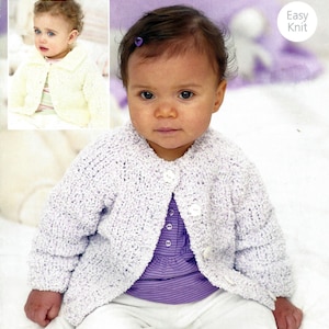 Pode incluir: Um casaco de malha para bebé de cor lilás claro com fecho de botões. O casaco é feito com um ponto texturizado e tem um design simples e clássico.