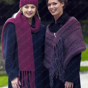 Könnte beinhalten: Zwei Frauen tragen gestrickte Schals und Mützen. Eine Frau trägt einen lila und blauen Schal mit Fransen, die andere einen rosa Schal mit Fransen. Beide Frauen tragen schwarze Mäntel.