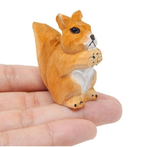 Squirrel Figurine Garden Statue Home Decoration Miniature Wood Forest Critter Art Mini Carved Small Animal