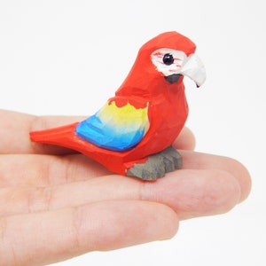 Scarlet Macaw Figurine Decoration Red Parrot Colorful Tropical Pet Miniature Wooden Bird Art Statue Craft Carved Small Animal Collectible