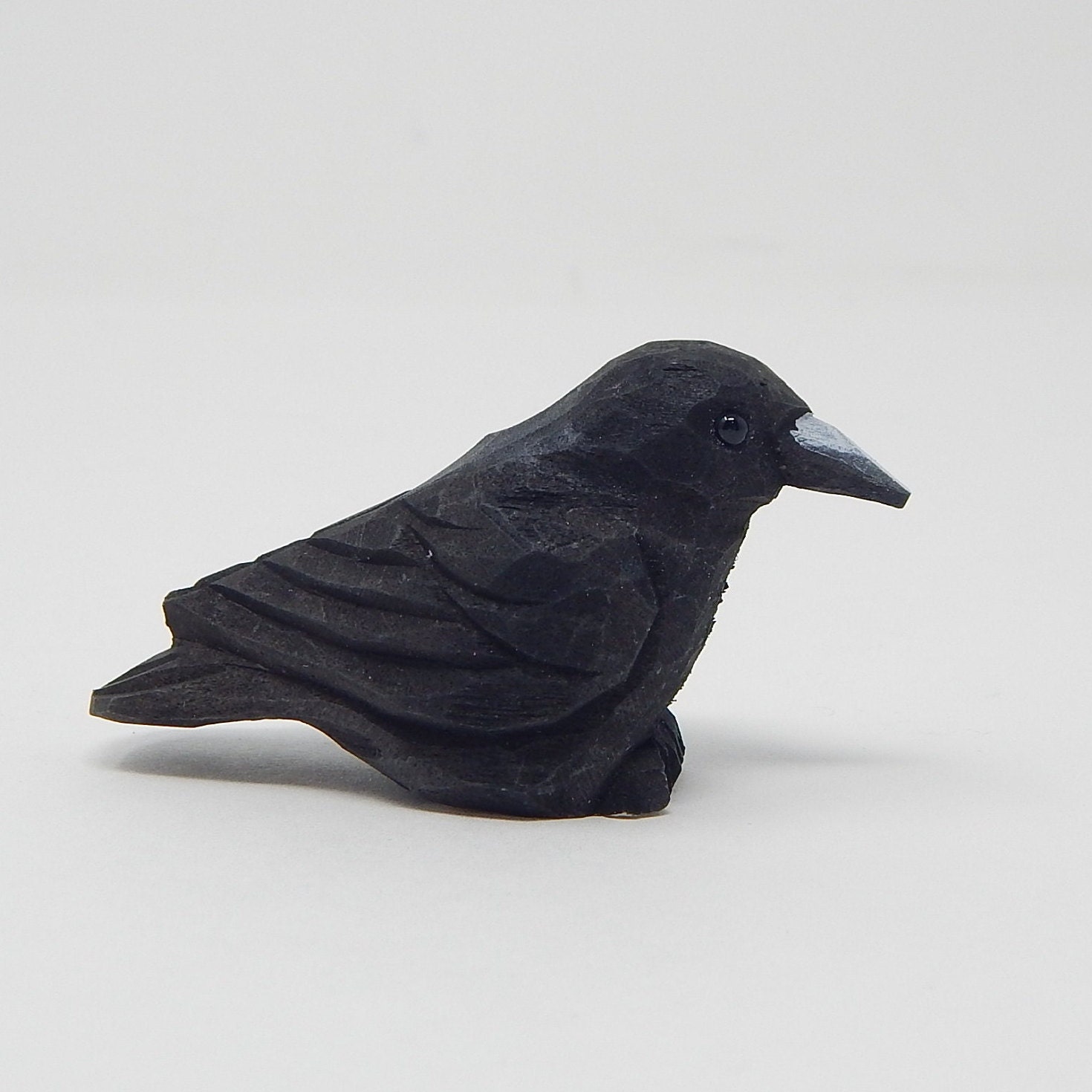 黒いカラスの木製置物 | 手彫りのカラスの鳥の彫刻 - Etsy 日本
