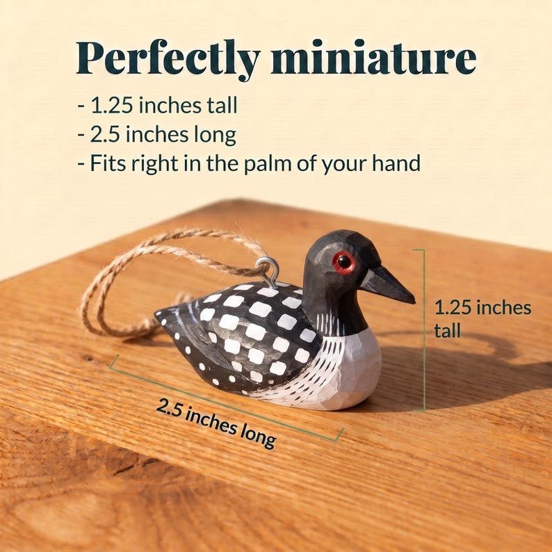 K&ouml;nnte beinhalten: Ein Miniatur-Eistaucher-Ornament aus geschnitztem Holz mit schwarz-wei&szlig;em Karomuster, dunklem Kopf und rotem Auge. Es hat eine Aufh&auml;ngeschlaufe aus Jute. Text: Perfectly miniature, 3,18 cm hoch, 6,35 cm lang, passt in die Handfl&auml;che.