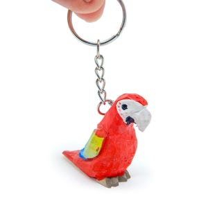 Ara rouge fait main porte-clés anneau crochet clip breloque miniature en bois Mini figurine petit animal perroquet rouge