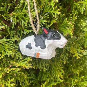 Figura decorativa de vaca moteada para colgar / Figura coleccionable de animal de granja tallada a mano en madera