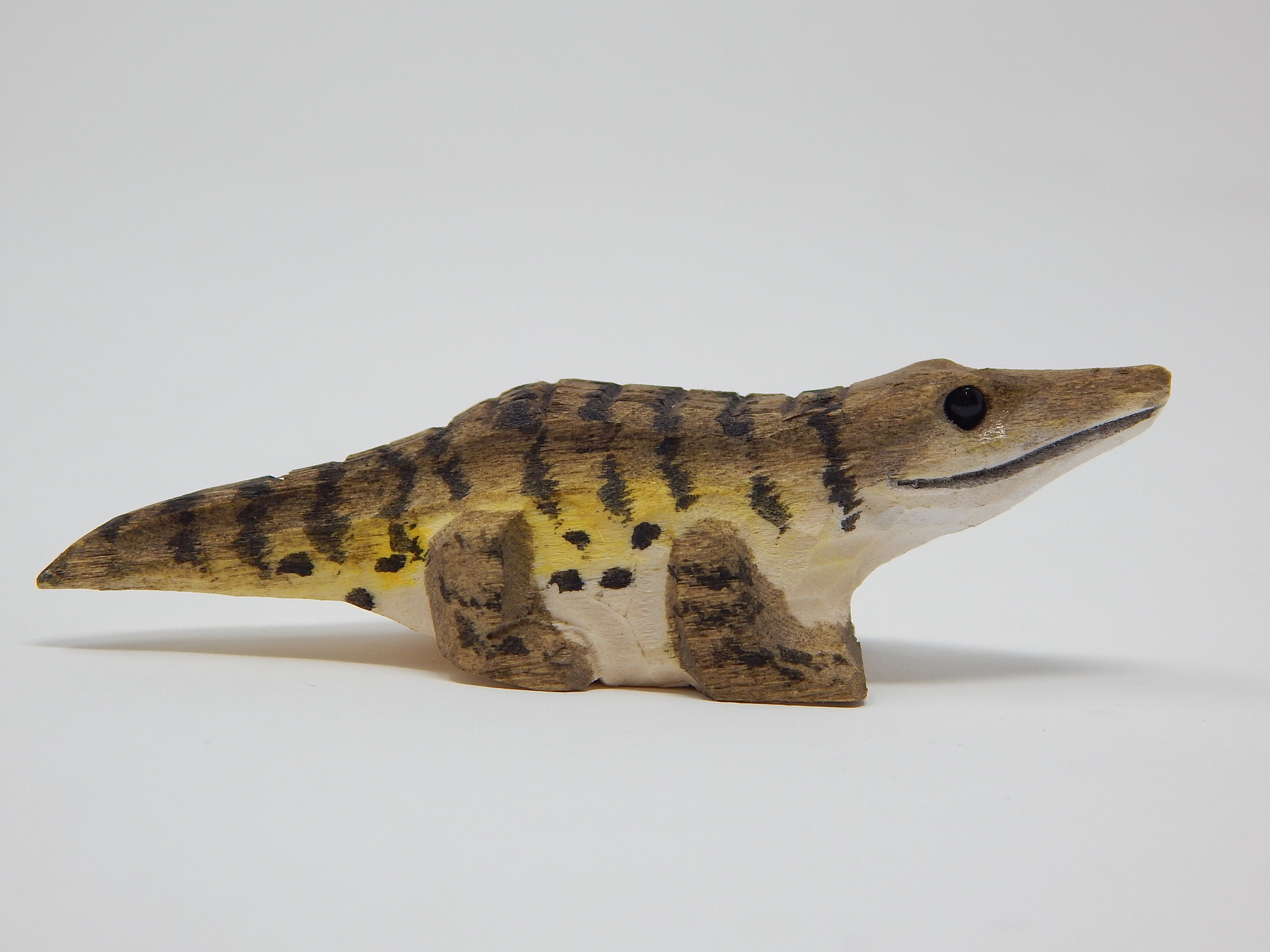 ワニの木製キーホルダー｜手彫りのワニの動物チャーム - Etsy 日本