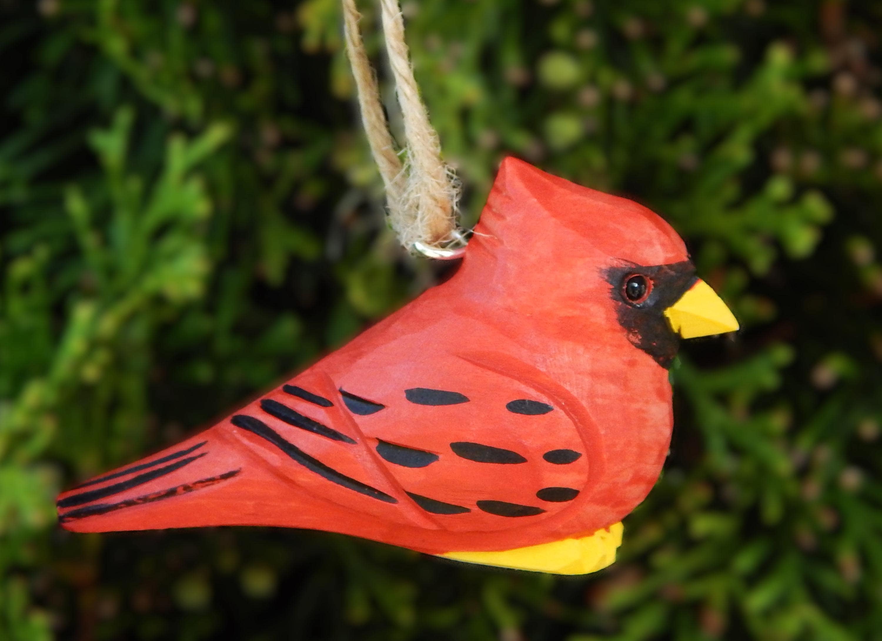 カーディナル（ショウジョウコウカンチョウ）の木製置物｜手彫りの赤い