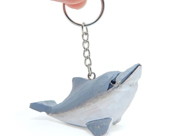 イルカの木製キーホルダー｜手彫りの海の生き物チャーム - Etsy 日本