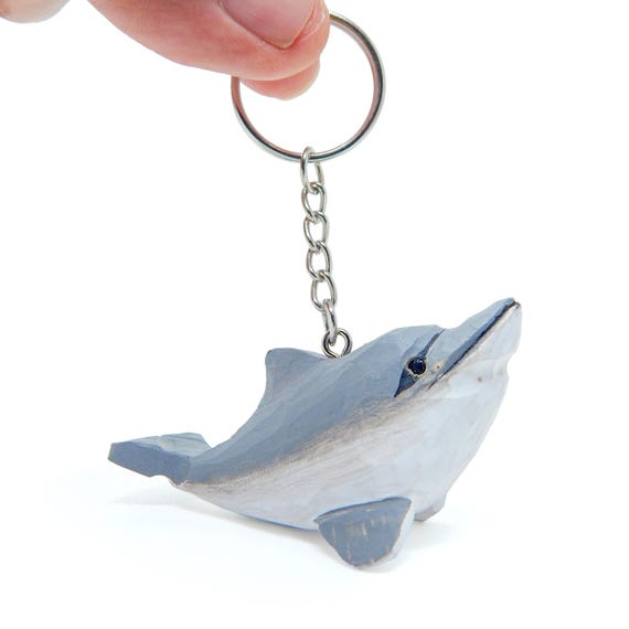 イルカの木製キーホルダー｜手彫りの海の生き物チャーム - Etsy 日本