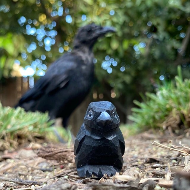 黒いカラスの木製置物 | 手彫りのカラスの鳥の彫刻 - Etsy 日本