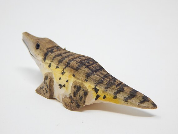 ワニの木製キーホルダー｜手彫りのワニの動物チャーム - Etsy 日本