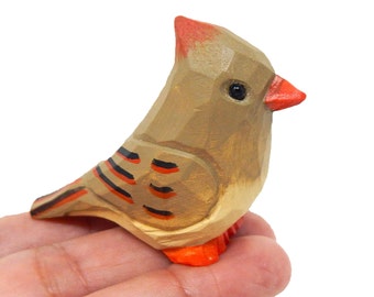 Figura de cardenal hembra tallada a mano: Miniatura de madera con forma de pájaro rojo, decoración rústica