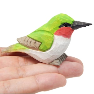 Figura de madera de colibrí con garganta de rubí, regalo decorativo, arte de pájaro hecho a mano, estatua de jardín de animales pequeños tallada.