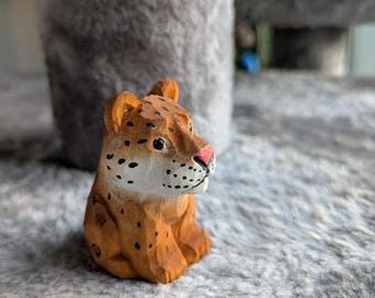 ヒョウの木製置物｜手彫りの動物コレクターズアイテムギフト - Etsy 日本