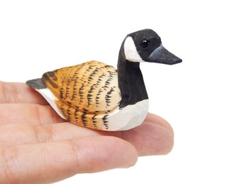 Canada Goose Figurine Decoration Miniature Handmade Wooden Statue Duck Art Decoy Carved Bird Geese Branta Small Animals Collectible