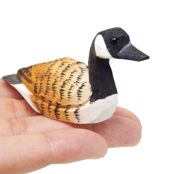 Canada Goose Figurine Decoration Miniature Handmade Wooden Statue Duck Art Decoy Carved Bird Geese Branta Small Animals Collectible
