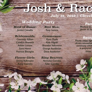 Pode incluir: Um cart&atilde;o de an&uacute;ncio de casamento com um fundo de madeira r&uacute;stico e flores brancas. O cart&atilde;o apresenta os nomes "Josh & Rachel" e a data do casamento "31 de julho de 2016". Tamb&eacute;m lista a festa de casamento, incluindo a dama de honra, o padrinho, as damas de honra, os padrinhos, as damas de honra e os portadores de alian&ccedil;as.